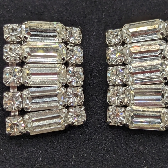 Vintage Kramer Silver Toned clip on earrings. J-007 - Picture 5 of 6